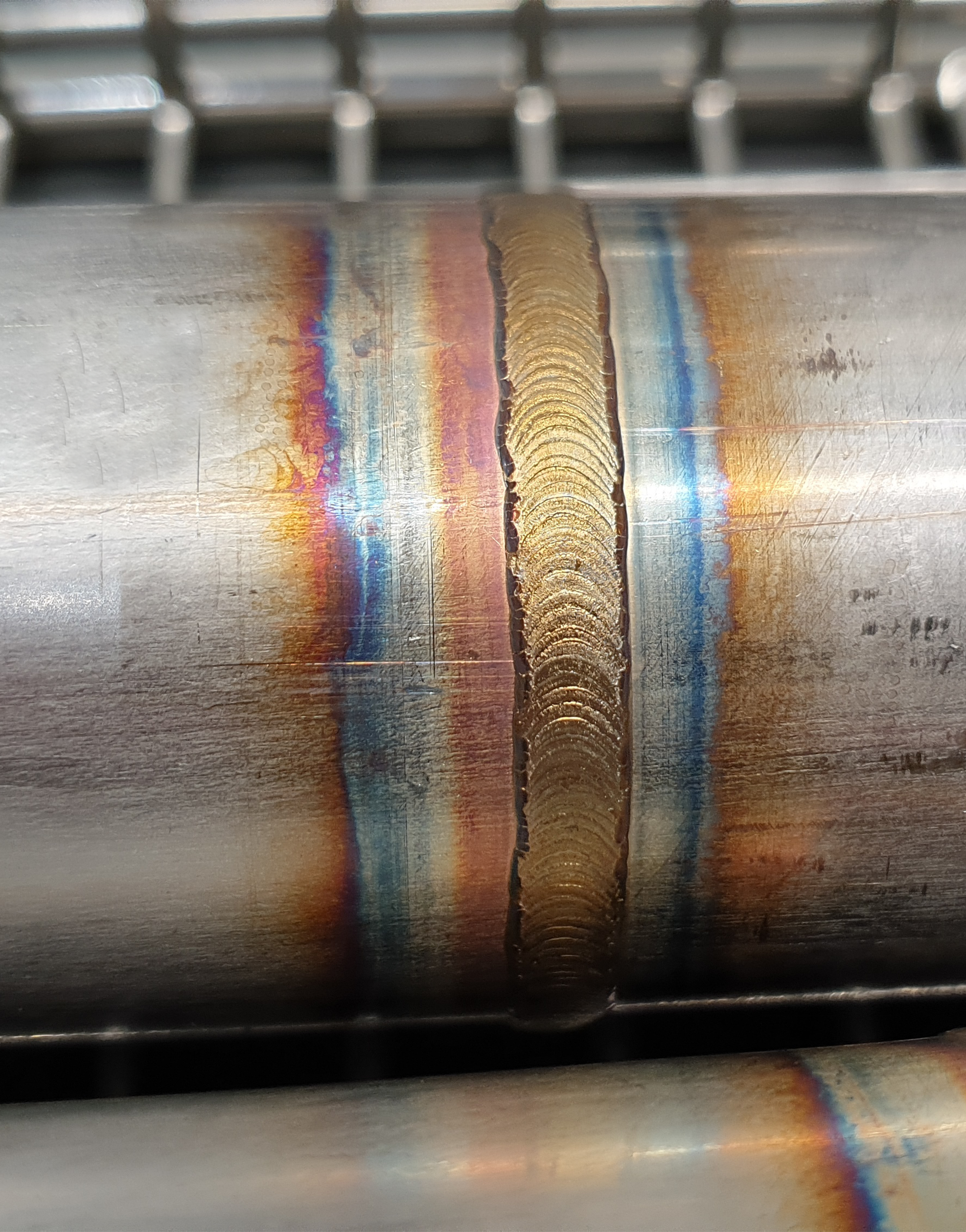 WIG-Schweißung an Edelstahlflansch in industrieller Rohrleitung