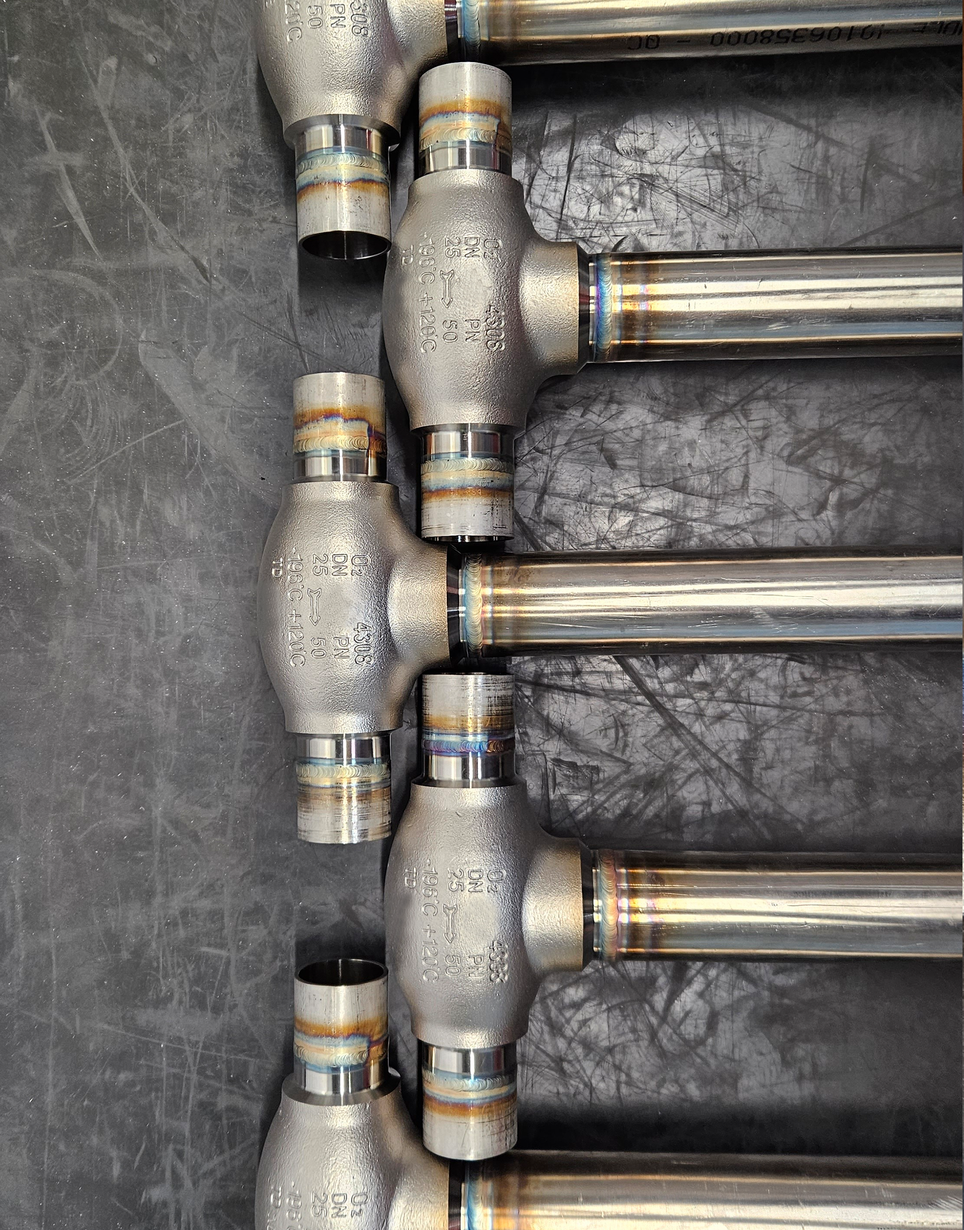 WIG-Schweißarbeiten an Edelstahlventil mit angeschlossenem Edelstahlrohr