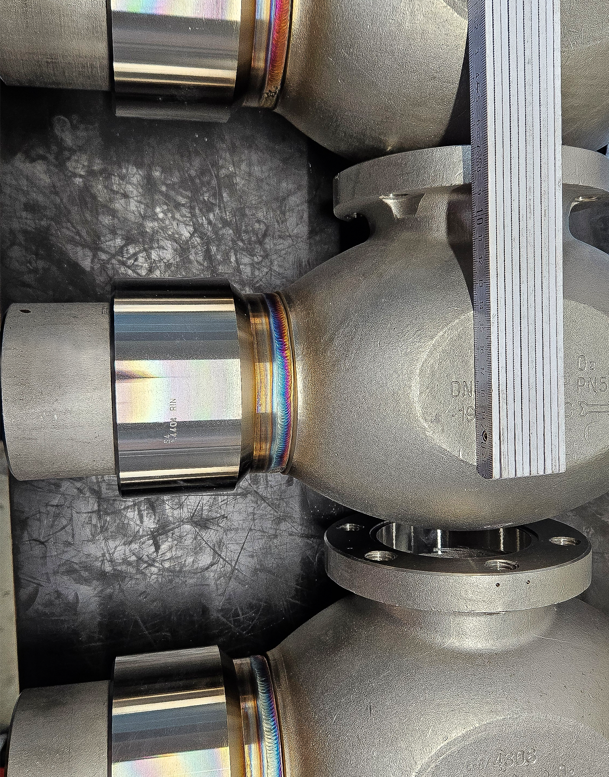 WIG-Schweißarbeiten an Edelstahlventil für industrielle Anwendungen