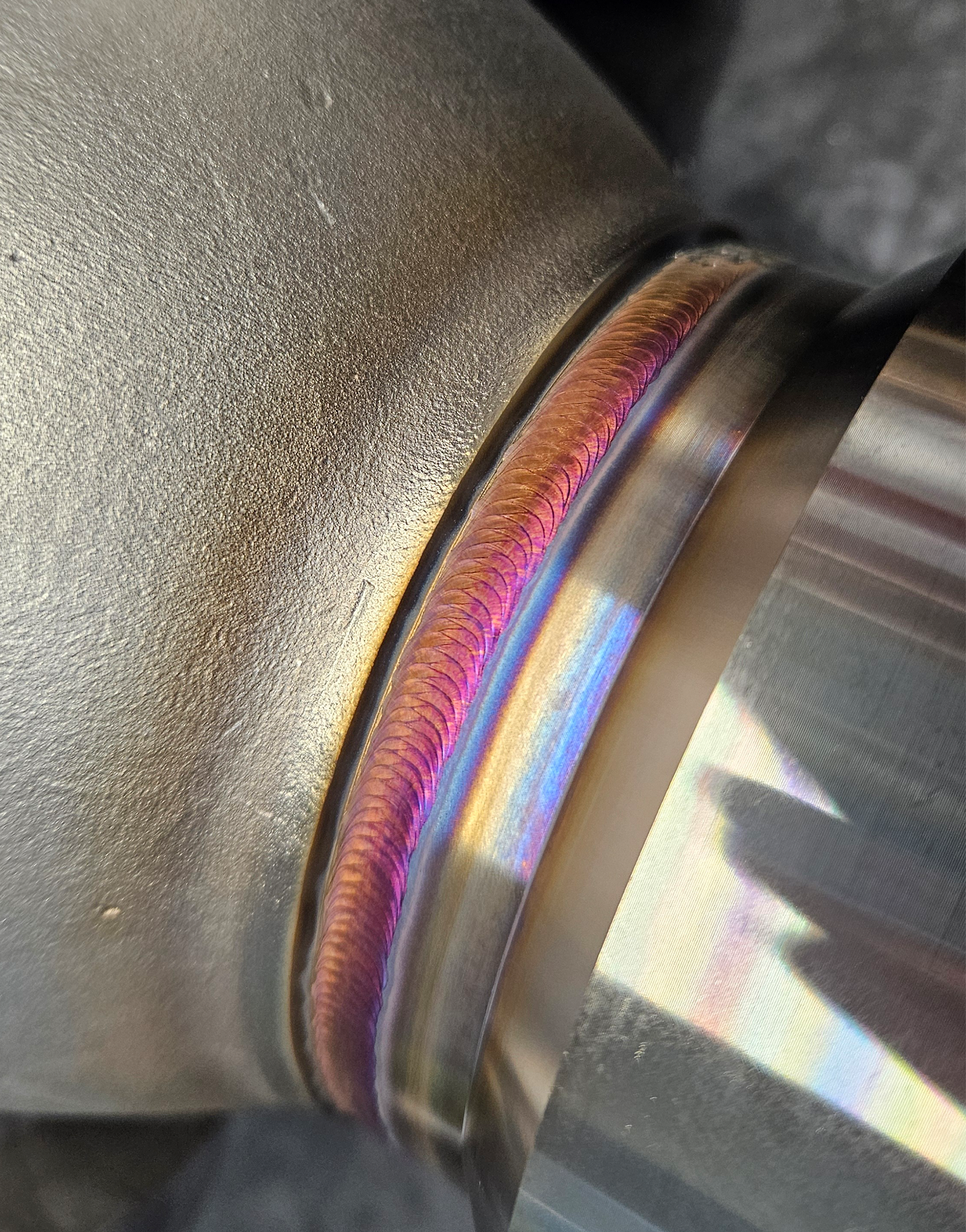 WIG-Schweißarbeiten an Edelstahlventil im Maschinenbau