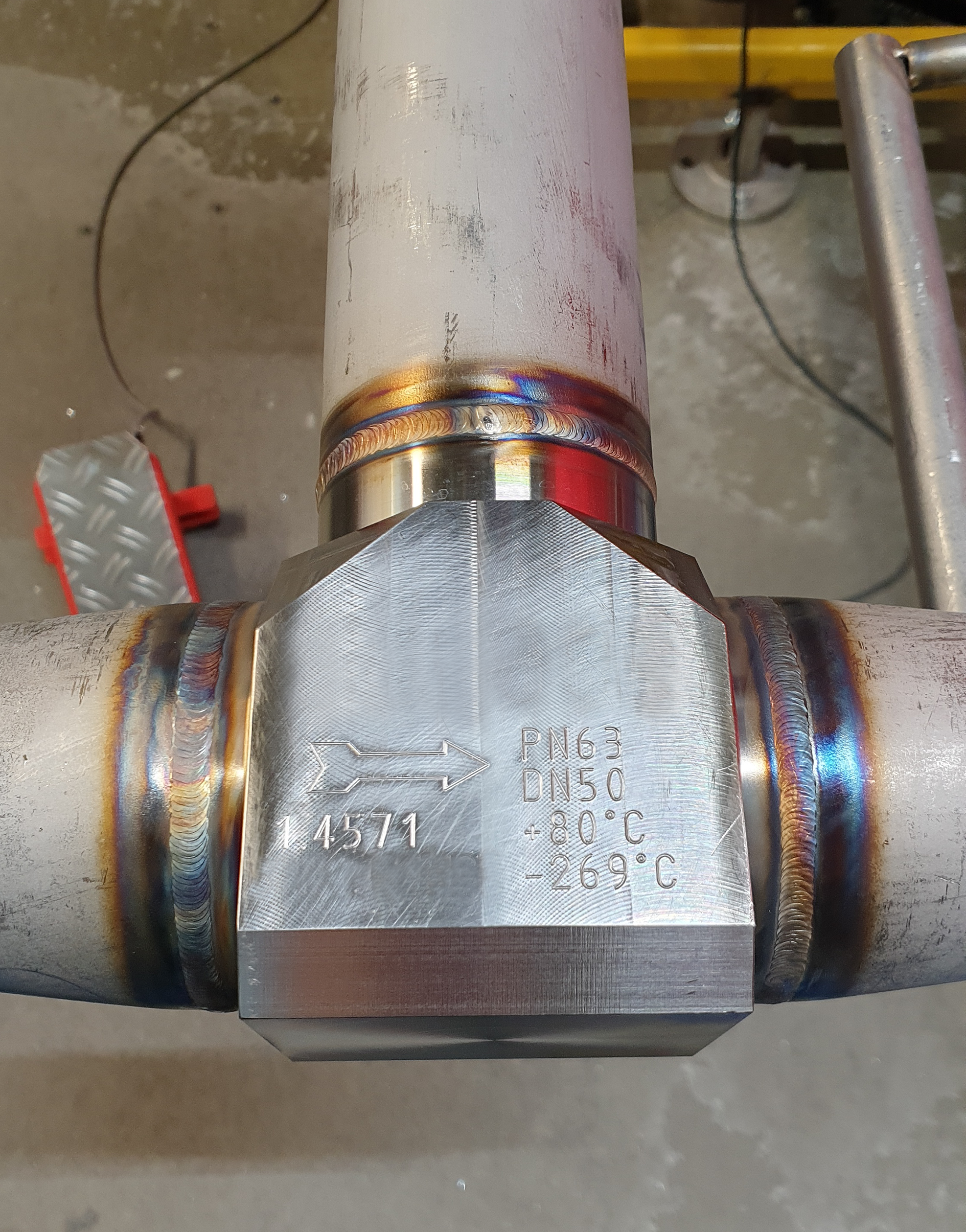 WIG-Schweißarbeiten an Edelstahlbauteil für Wasserstoff- und LNG-Anlagen