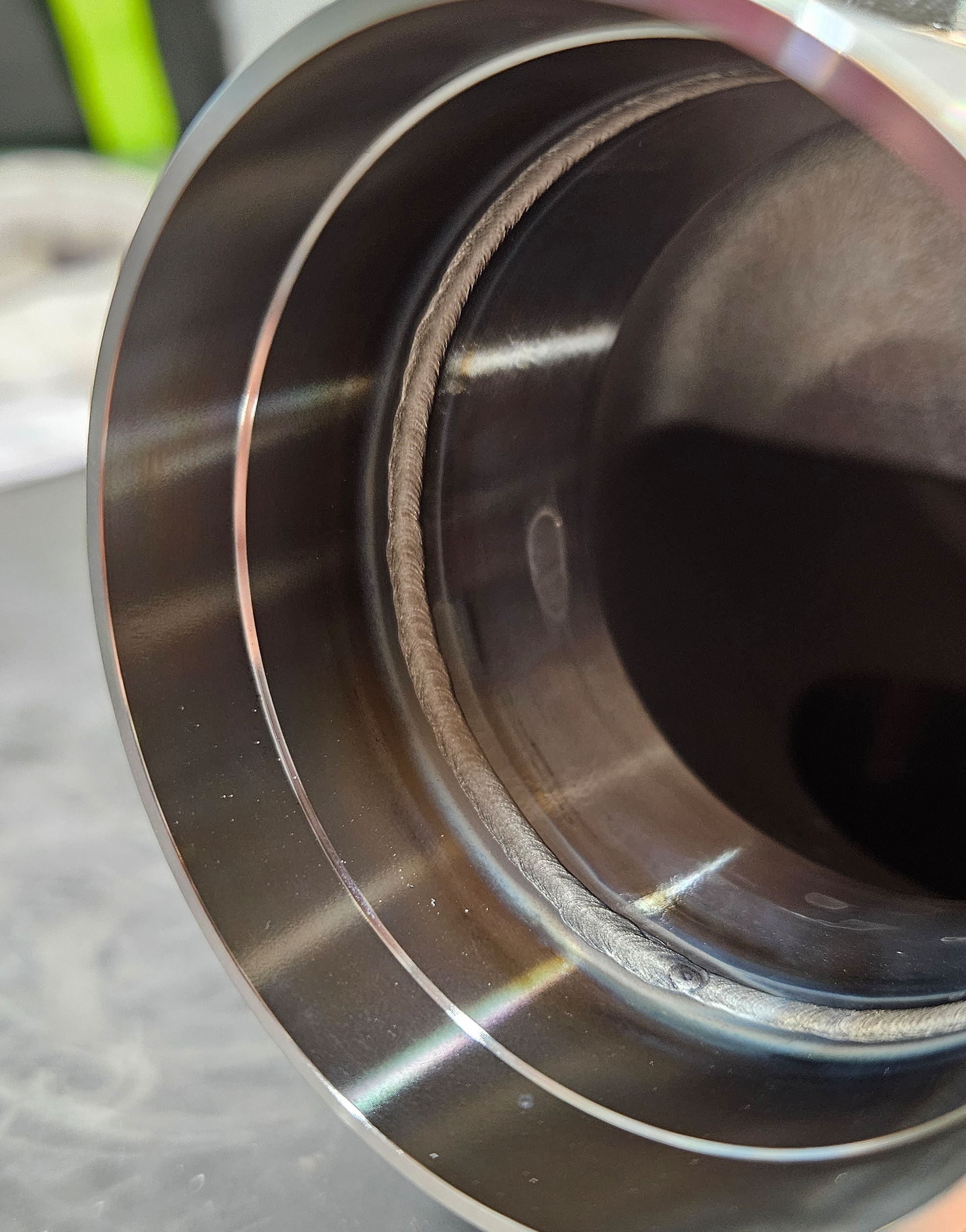 WIG-Wurzelschweißung an Edelstahlbauteil im Anlagenbau