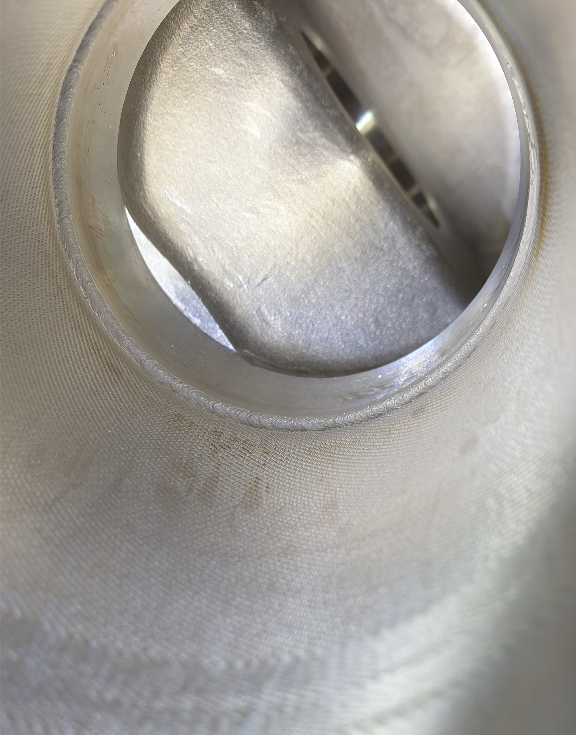 WIG-Wurzelschweißung an Edelstahlbauteil im Maschinenbau